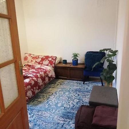 Single Bedroom In A Cozy Maisonette - Bushey Eksteriør billede