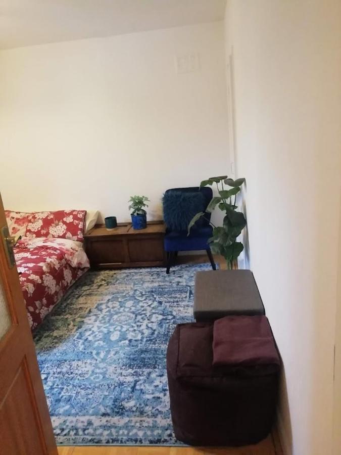 Single Bedroom In A Cozy Maisonette - Bushey Eksteriør billede