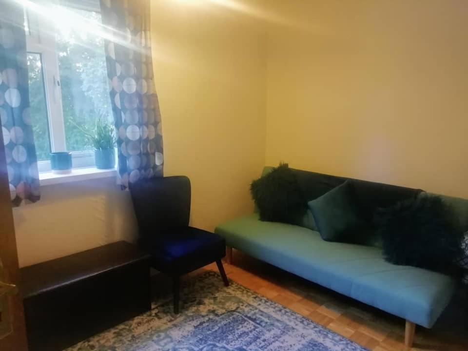Single Bedroom In A Cozy Maisonette - Bushey Eksteriør billede
