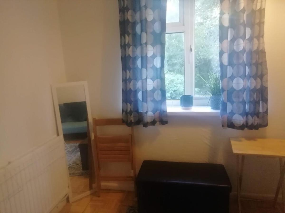 Single Bedroom In A Cozy Maisonette - Bushey Eksteriør billede