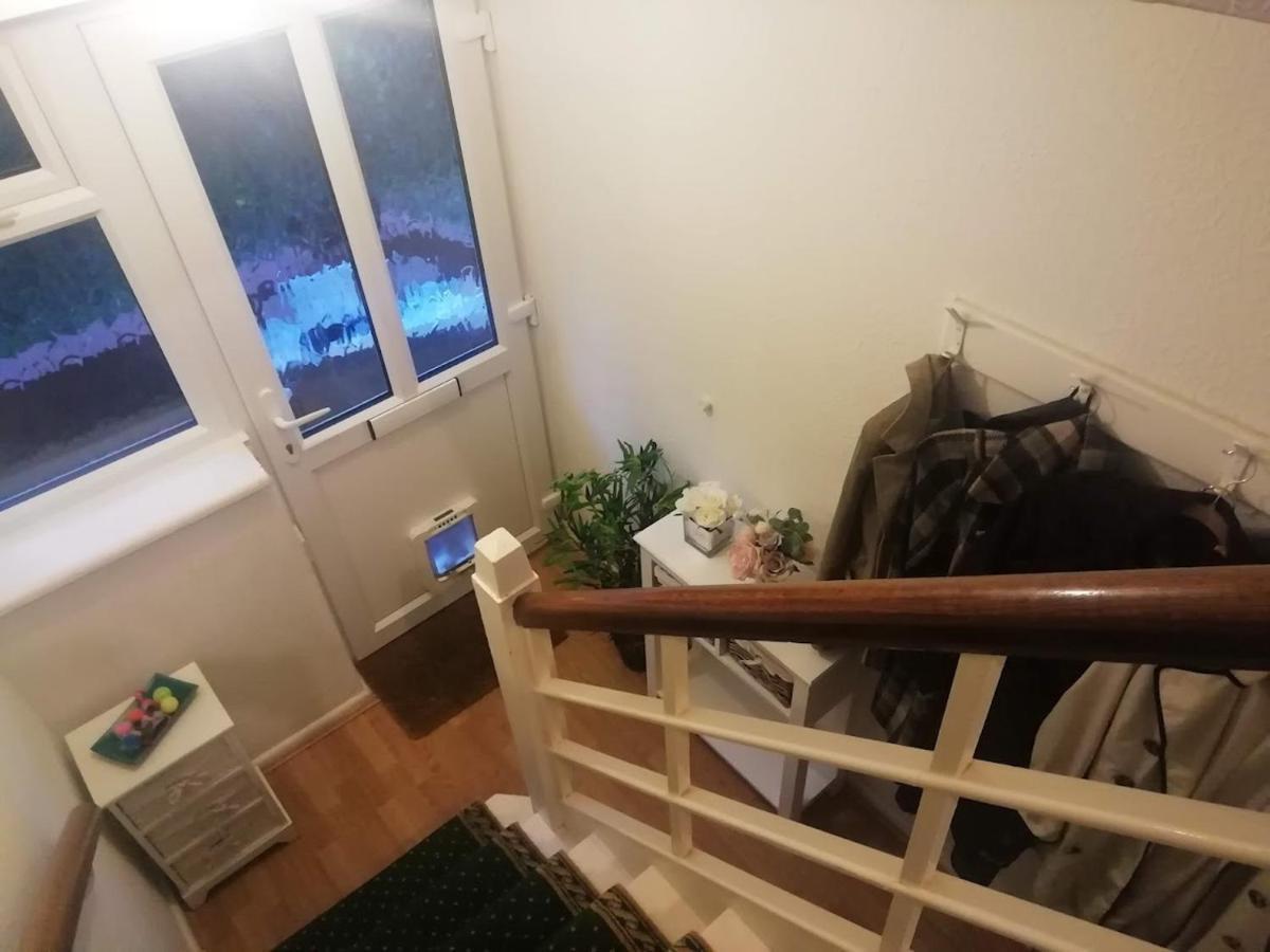 Single Bedroom In A Cozy Maisonette - Bushey Eksteriør billede