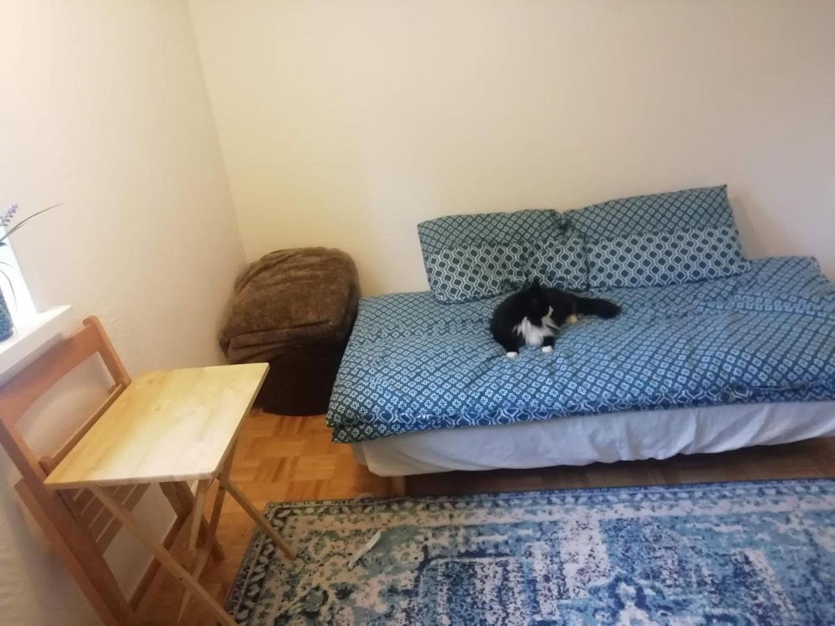 Single Bedroom In A Cozy Maisonette - Bushey Eksteriør billede