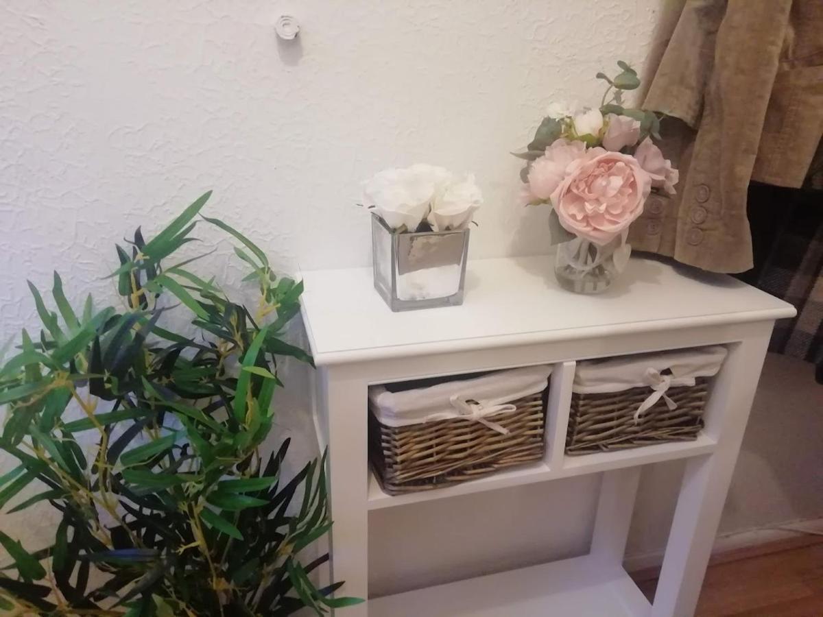 Single Bedroom In A Cozy Maisonette - Bushey Eksteriør billede